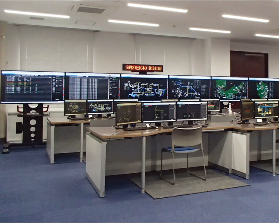 ［4］東北電力 水力運用センター南部システムの大画面表示装置と監視制御卓