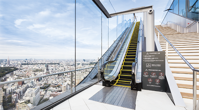 ［7］渋谷スクランブルスクエアの屋上展望空間に設置された屋外型エスカレーター