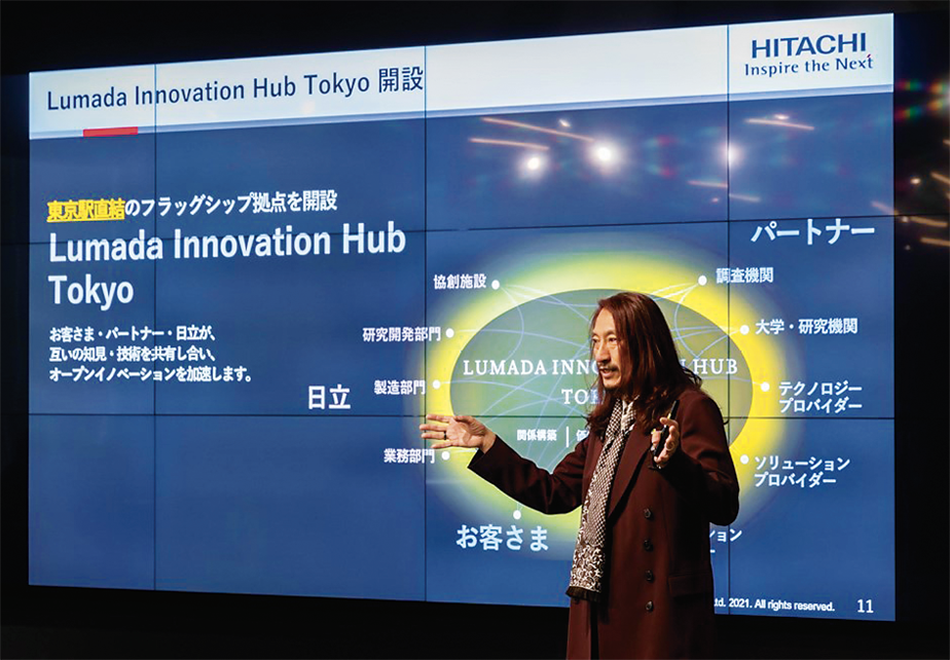 Lumada Innovation Hub Tokyoのオープンセレモニーでプレゼンする澤円氏（2021年3月）